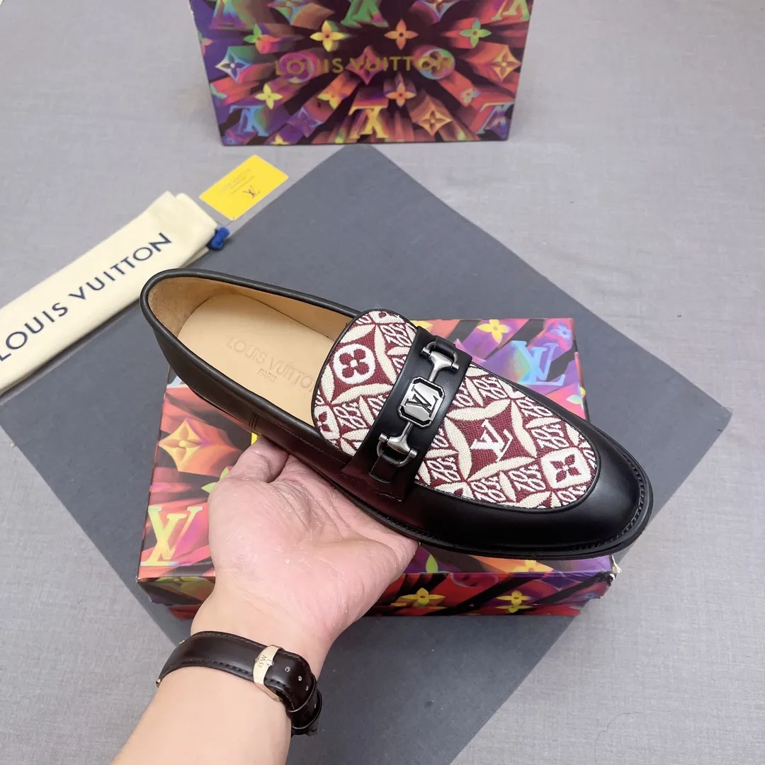 p440【LV】《Lv leather shoes are a must-have for trendy men. 👟Strong European fashion atmosphere. Generous shoe last. High-end quality. Fully imported first-layer cowhide. Sheepskin lining. Comfortable on the feet. Lightweight rubber outsole is thick and comfortable. 👍👍Its unique talent lies in its unremitting pursuit of innovation. 0️⃣0️⃣2️⃣ Code number 39 to 44 (Can be customized for 38.45) No. 0117
